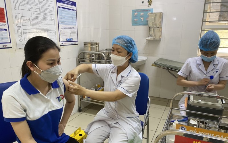 Tăng cường tiêm vaccine phòng COVID-19, ưu tiên bảo vệ nhóm nguy cơ cao