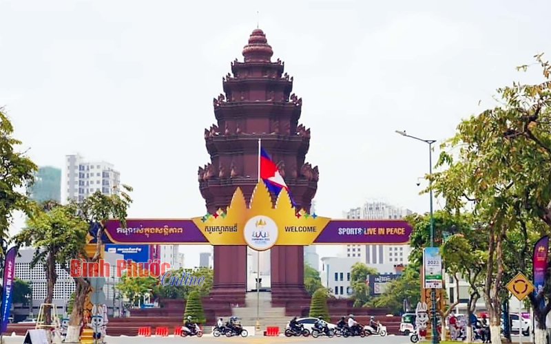 Thủ đô Phnom Penh rực rỡ sắc màu chào SEA Games 32
