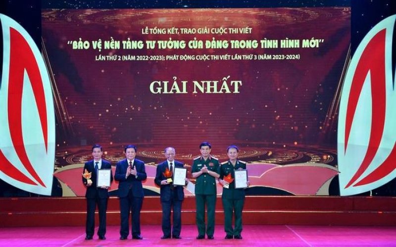 Trao giải và phát động cuộc thi viết về bảo vệ nền tảng tư tưởng của Đảng