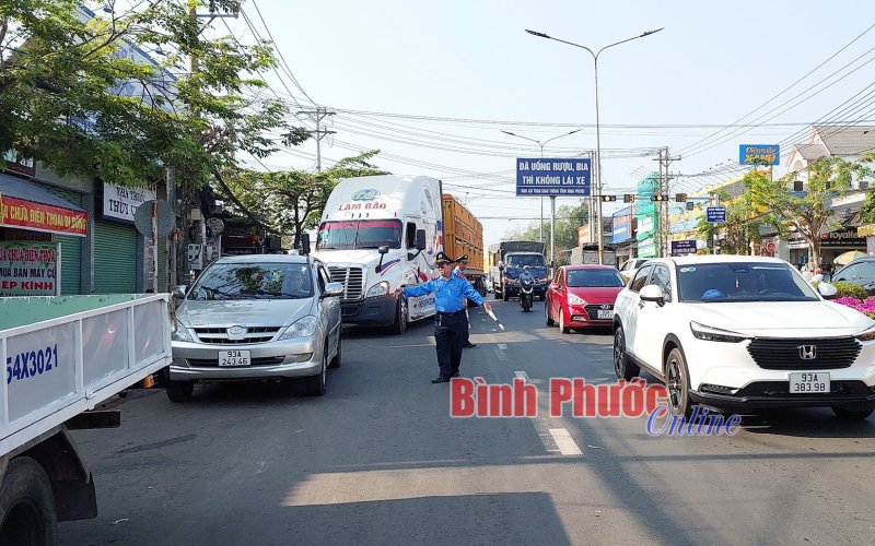 Ùn tắc phương tiện đi đăng kiểm: Đảm bảo an toàn giao thông trên ĐT741