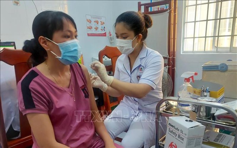 Xuất hiện nhiều người tái mắc COVID-19, tiêm vaccine vẫn rất cần thiết
