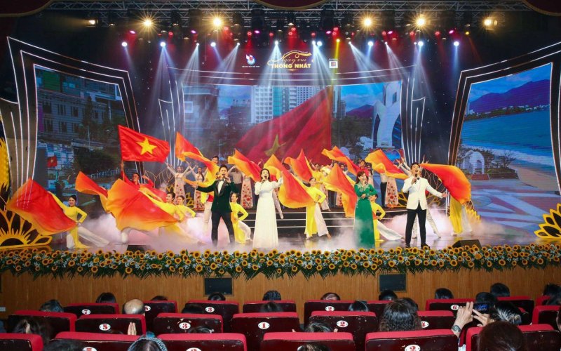 X&uacute;c động Chương tr&igrave;nh giao lưu nghệ thuật 'Ng&agrave;y vui thống nhất'