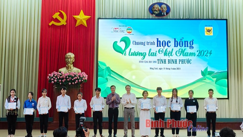 Bình Phước: Trao học bổng 'Vì tương lai Việt Nam 2024'