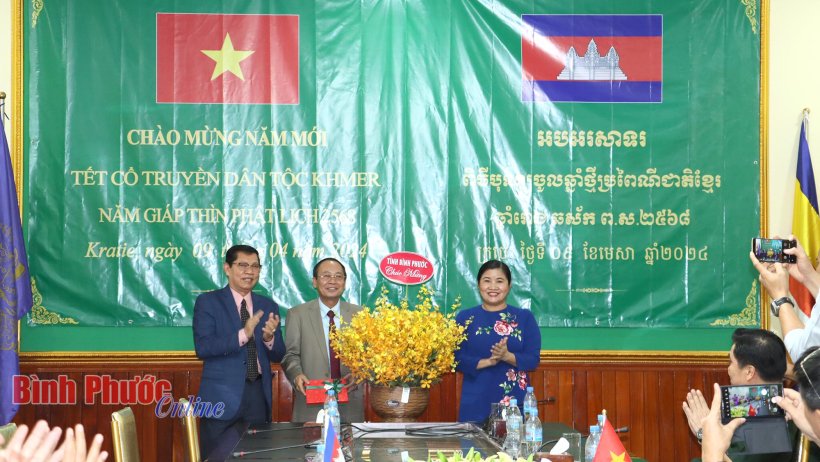 Đoàn công tác tỉnh Bình Phước chúc tết Chôl Chnăm Thmây tại tỉnh Kratie