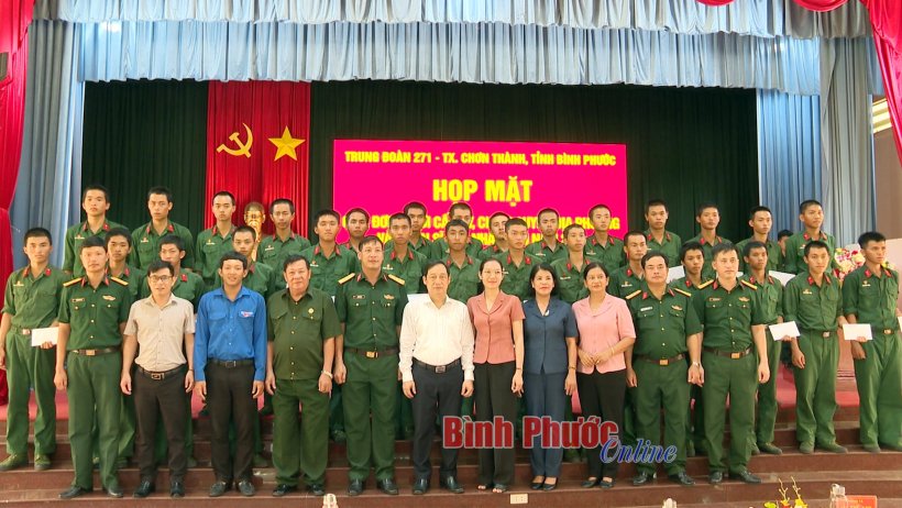 Lãnh đạo thị xã Chơn Thành thăm, động viên chiến sĩ mới 