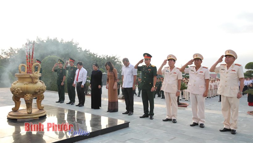 Lãnh đạo tỉnh viếng Nghĩa trang liệt sĩ kỷ niệm Ngày giải phóng miền Nam