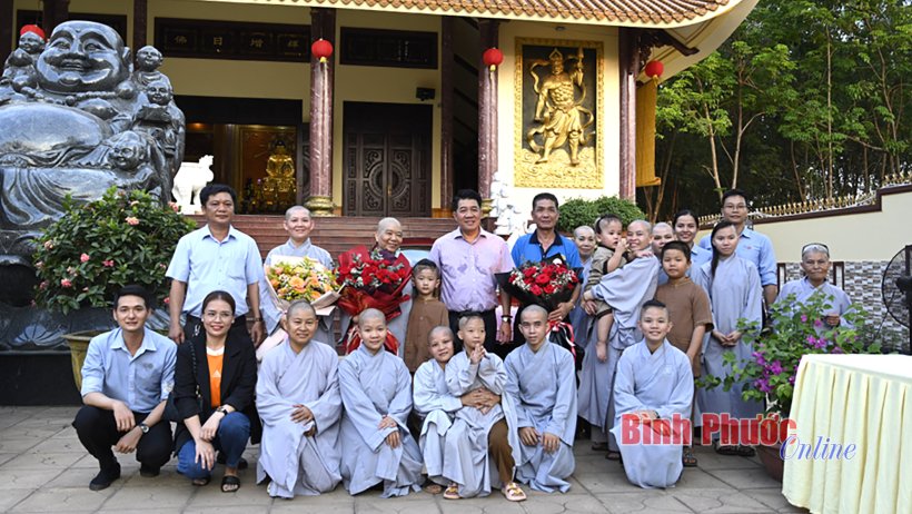 Tập đoàn Hùng Nhơn và các mạnh thường quân tặng ô tô cho chùa Phúc Hậu
