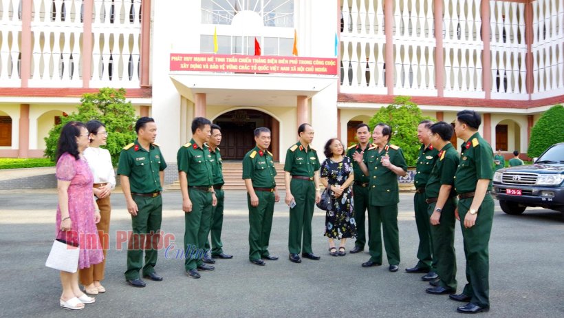 Thượng tướng Nguyễn Huy Hiệu thăm và trồng cây lưu niệm tại Binh đoàn 16