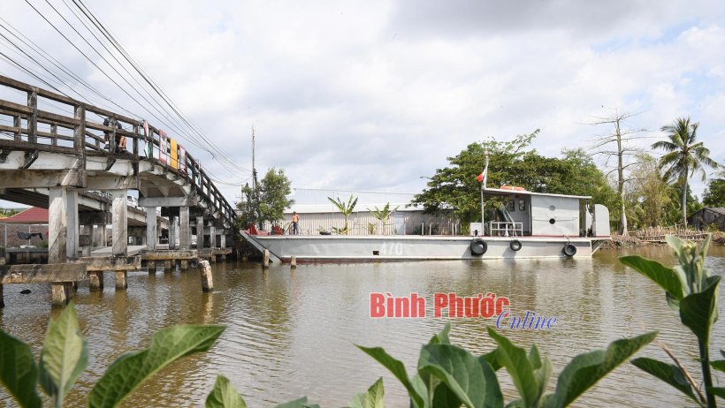 Vùng 5 Hải quân cấp nước ngọt cho người dân tỉnh Cà Mau
