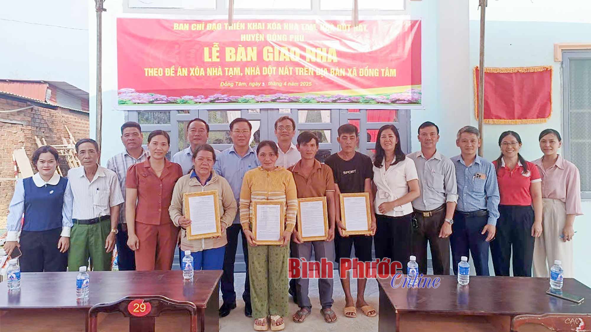 Bàn giao 5 căn nhà trong chương trình xóa nhà tạm, nhà dột nát