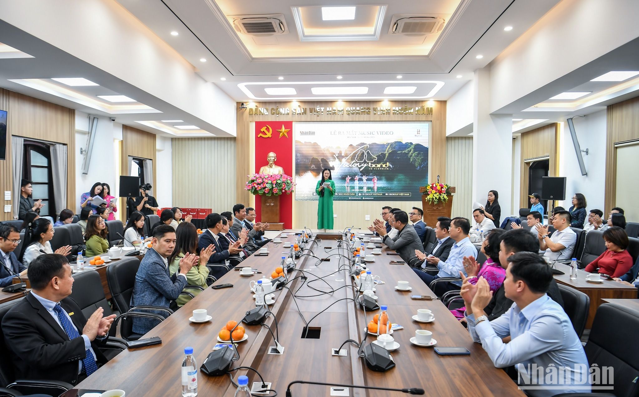 Báo Nhân Dân ra mắt video âm nhạc "Victory - Bond in Vietnam"