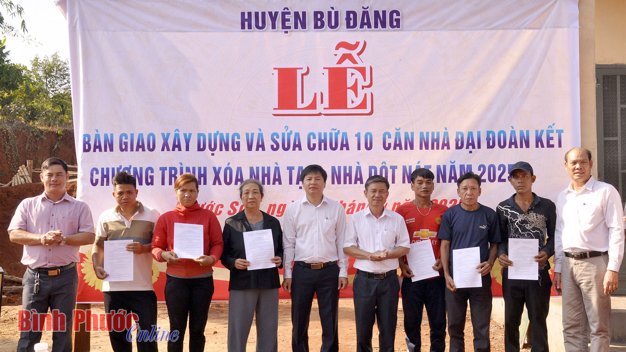Bù Đăng: Thêm 10 căn nhà được bàn giao