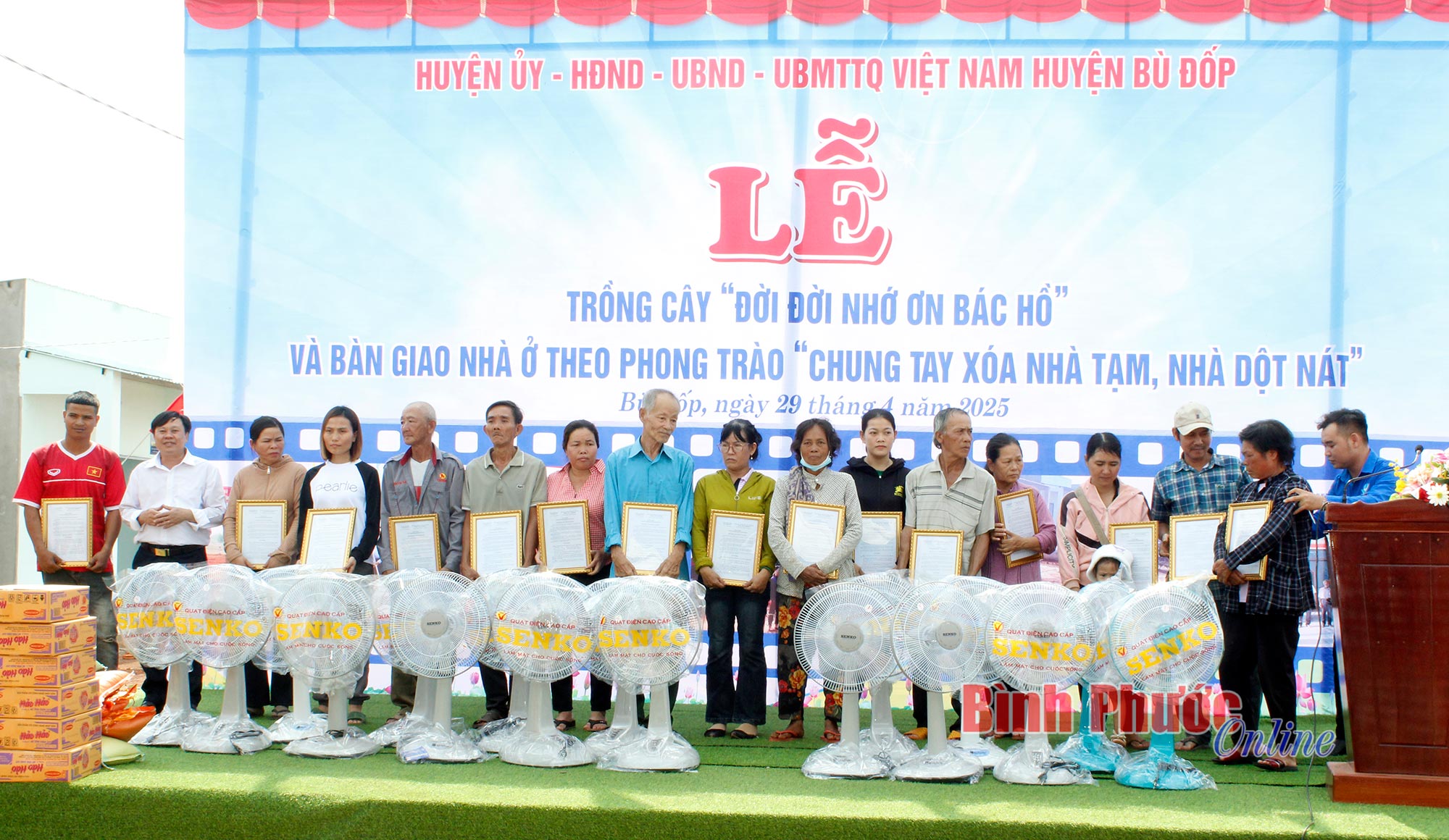 Bù Đốp bàn giao 17 căn nhà cho hộ nghèo