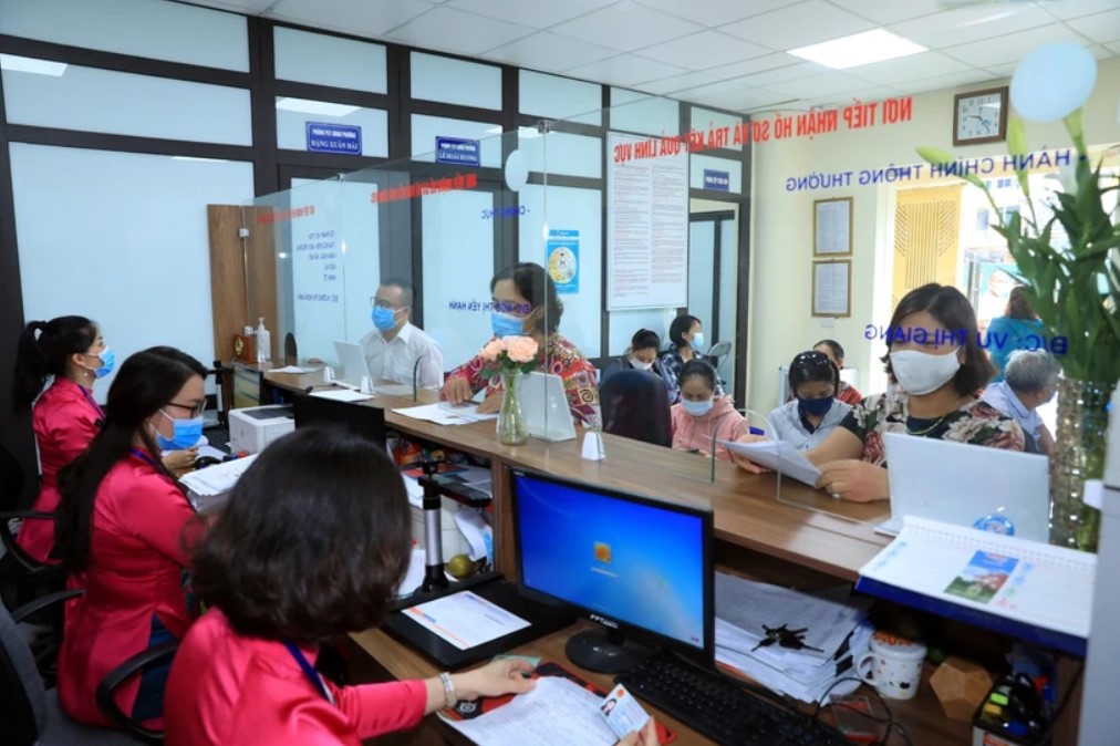 Có chính sách bảo lưu lương với cán bộ được bố trí chức vụ thấp hơn khi sắp xếp bộ máy