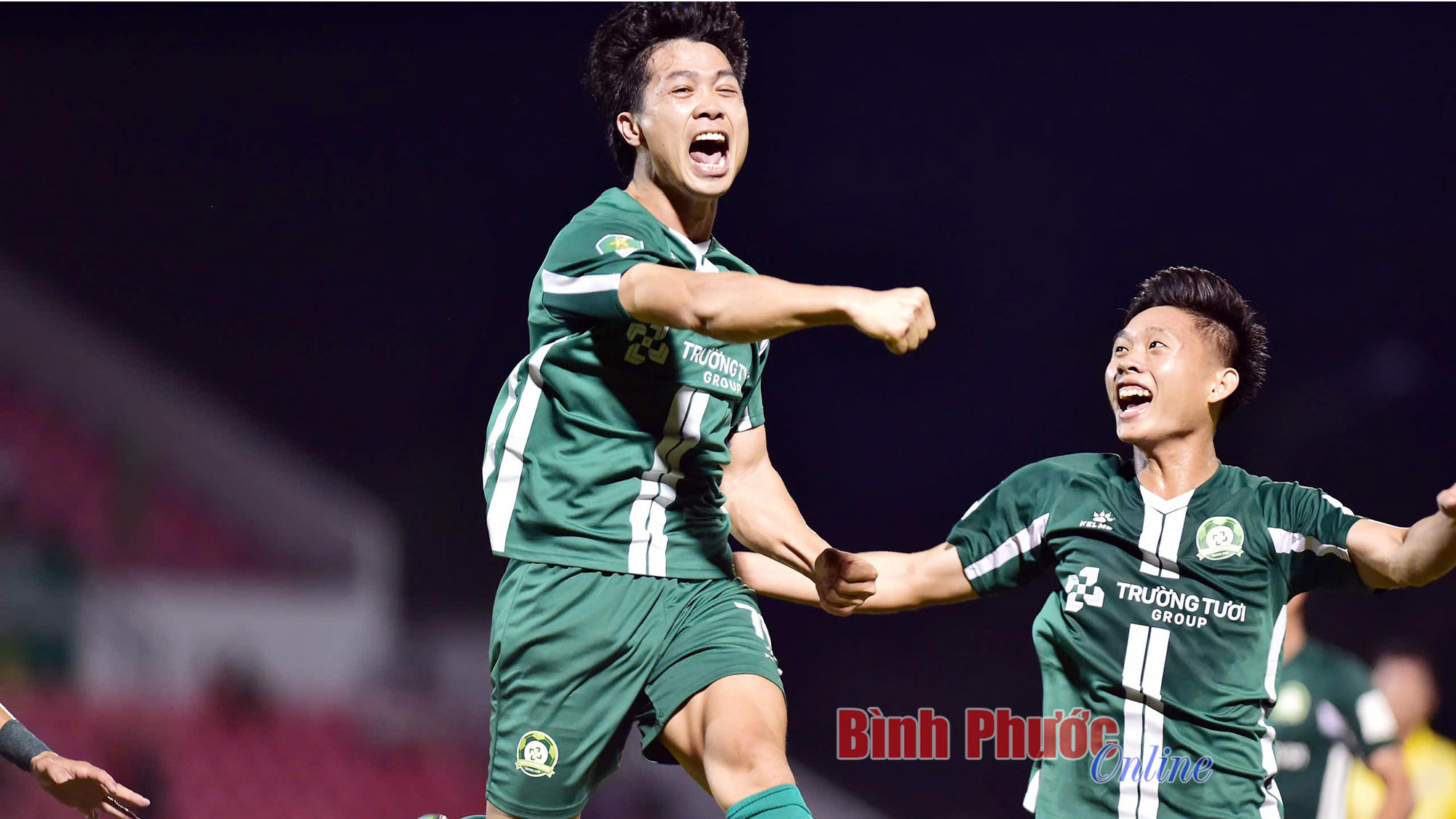 Công Phượng lập cú đúp đá phạt đưa đội nhà chiến thắng 2-1 trước Hòa Bình