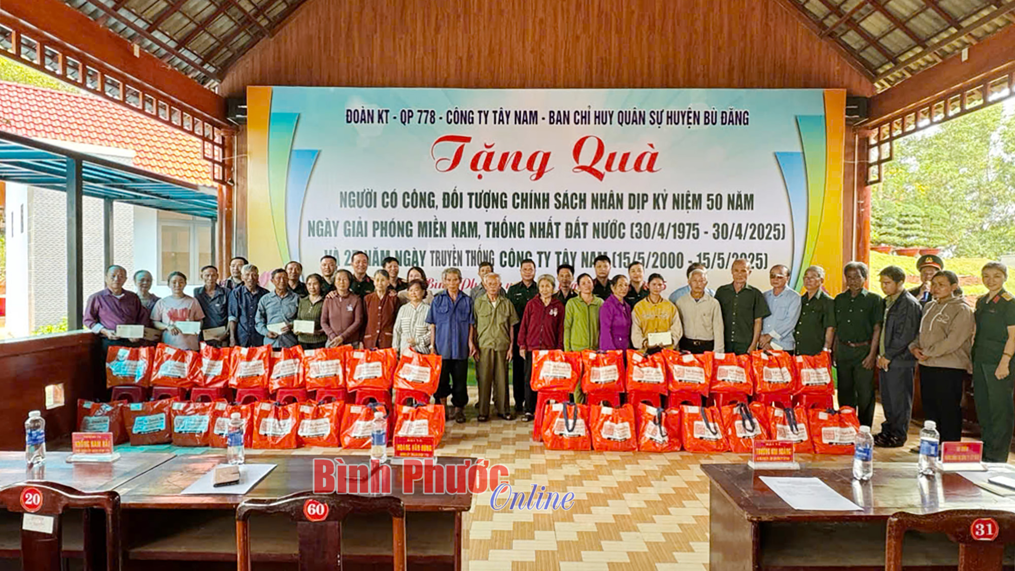 Đoàn Kinh tế - Quốc phòng 778 phối hợp tặng quà người có công