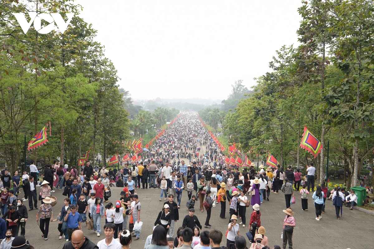Hàng vạn người nô nức đổ về Đền Hùng trước ngày Giỗ Tổ