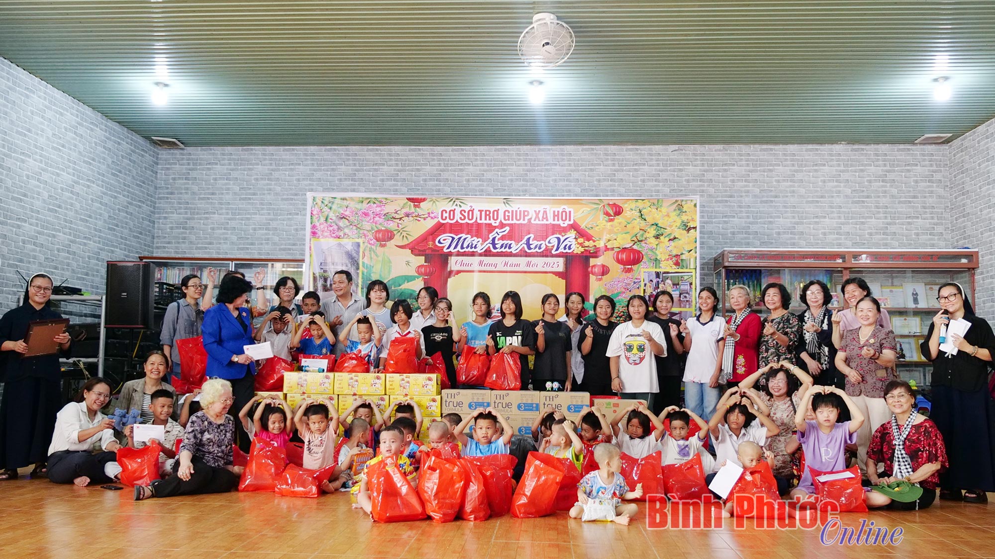 Hơn 220 triệu đồng quà tặng người khuyết tật, trẻ mồ côi