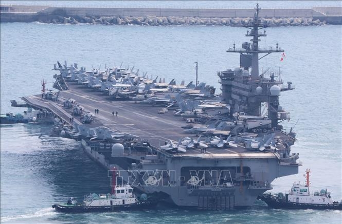 Houthi tấn công 2 tàu sân bay Mỹ