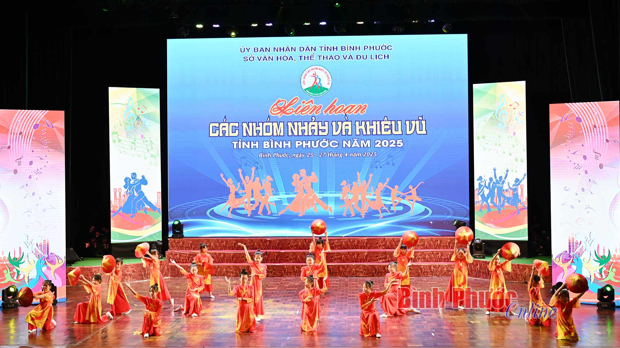 Khai mạc liên hoan các nhóm nhảy và khiêu vũ