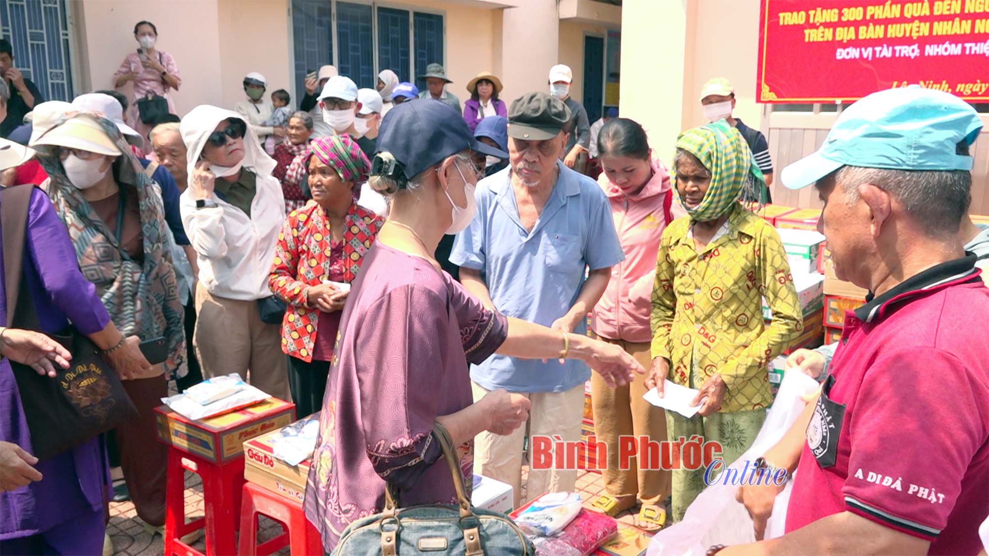 Lộc Ninh: Tặng quà cho đối tượng bảo trợ xã hội