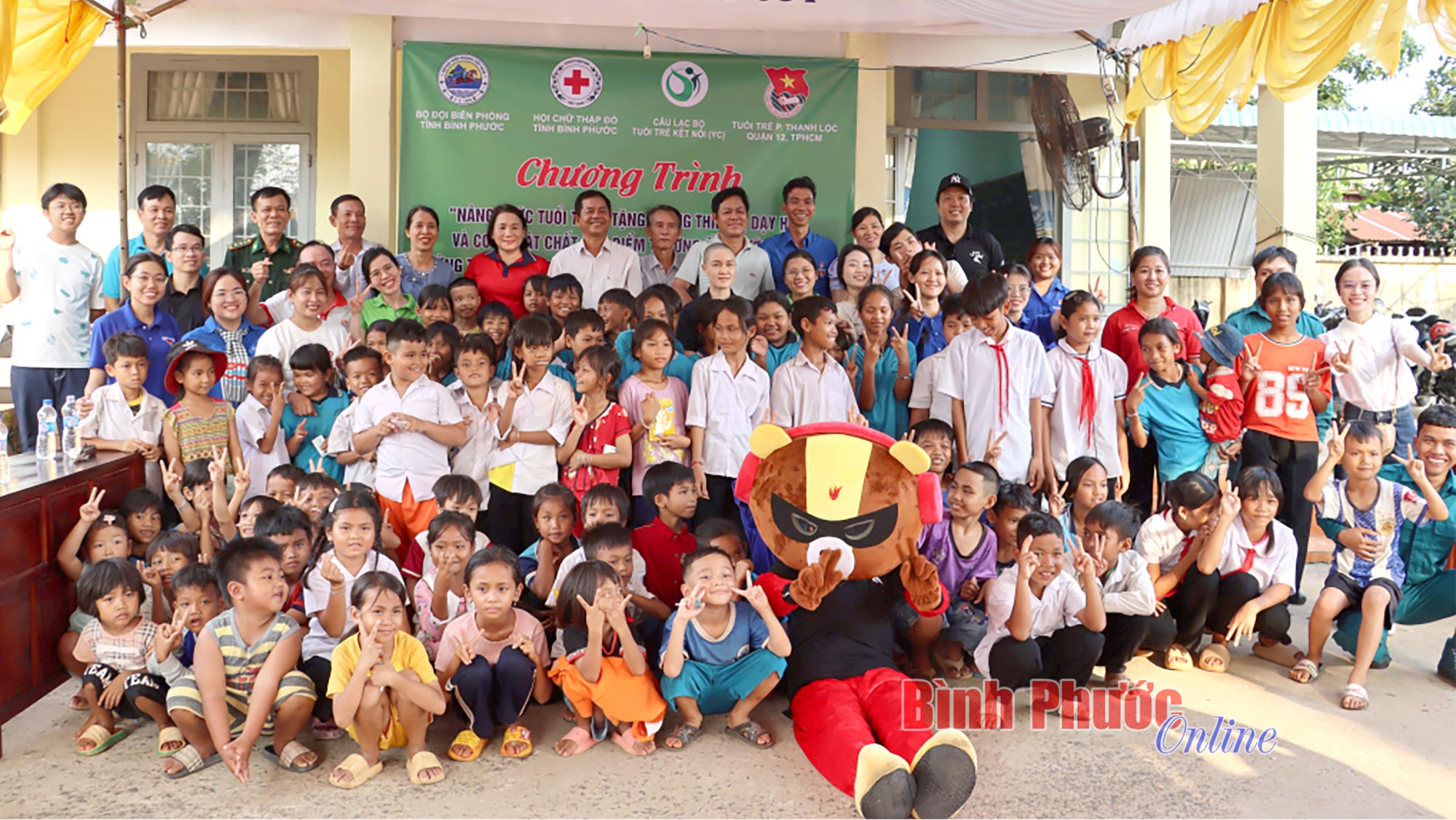 “Nâng bước tuổi thơ” mang yêu thương đến học sinh vùng biên Bù Đốp