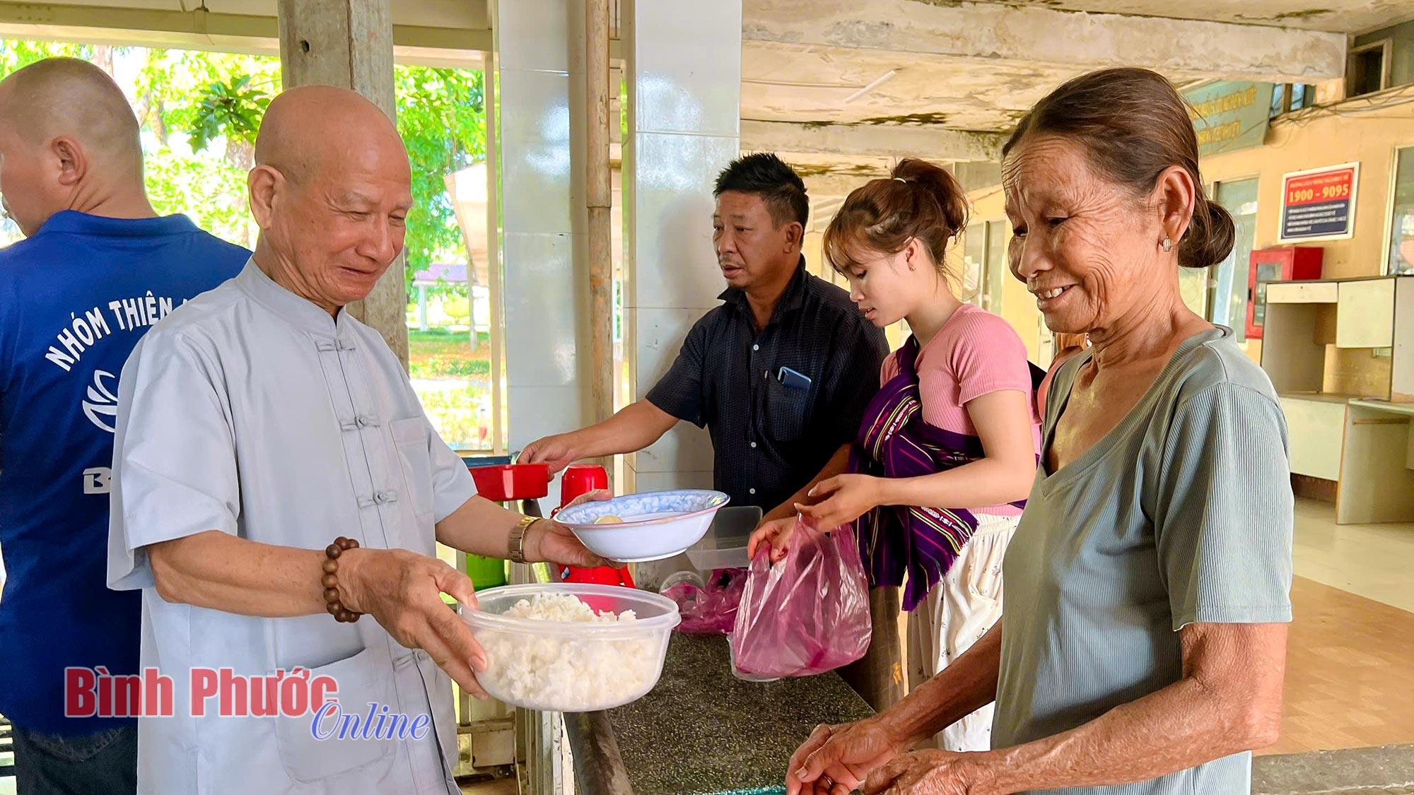 Người “giữ lửa” bếp cơm từ thiện