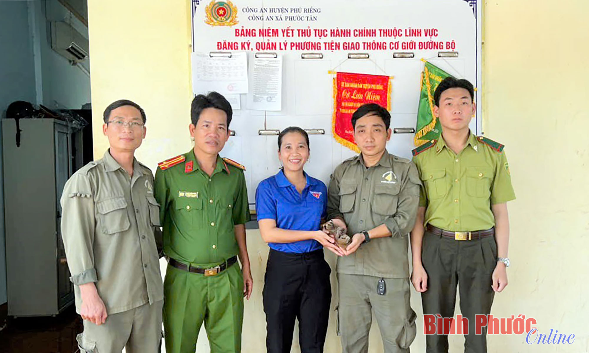 Phú Riềng: Người dân xã Phước Tân bàn giao một cá thể Culi