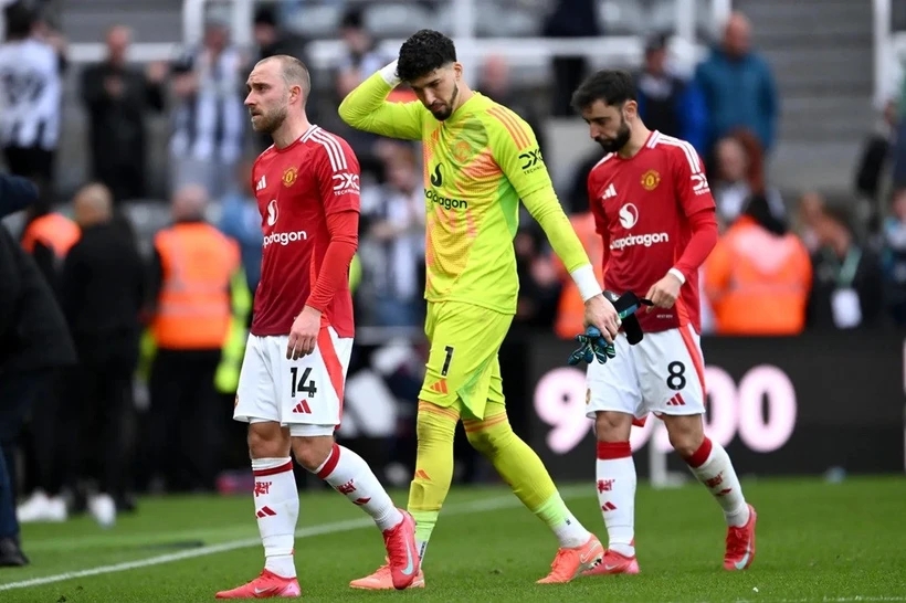 Premier League: Liverpool biến Man City thành cựu vương, M.U thảm bại