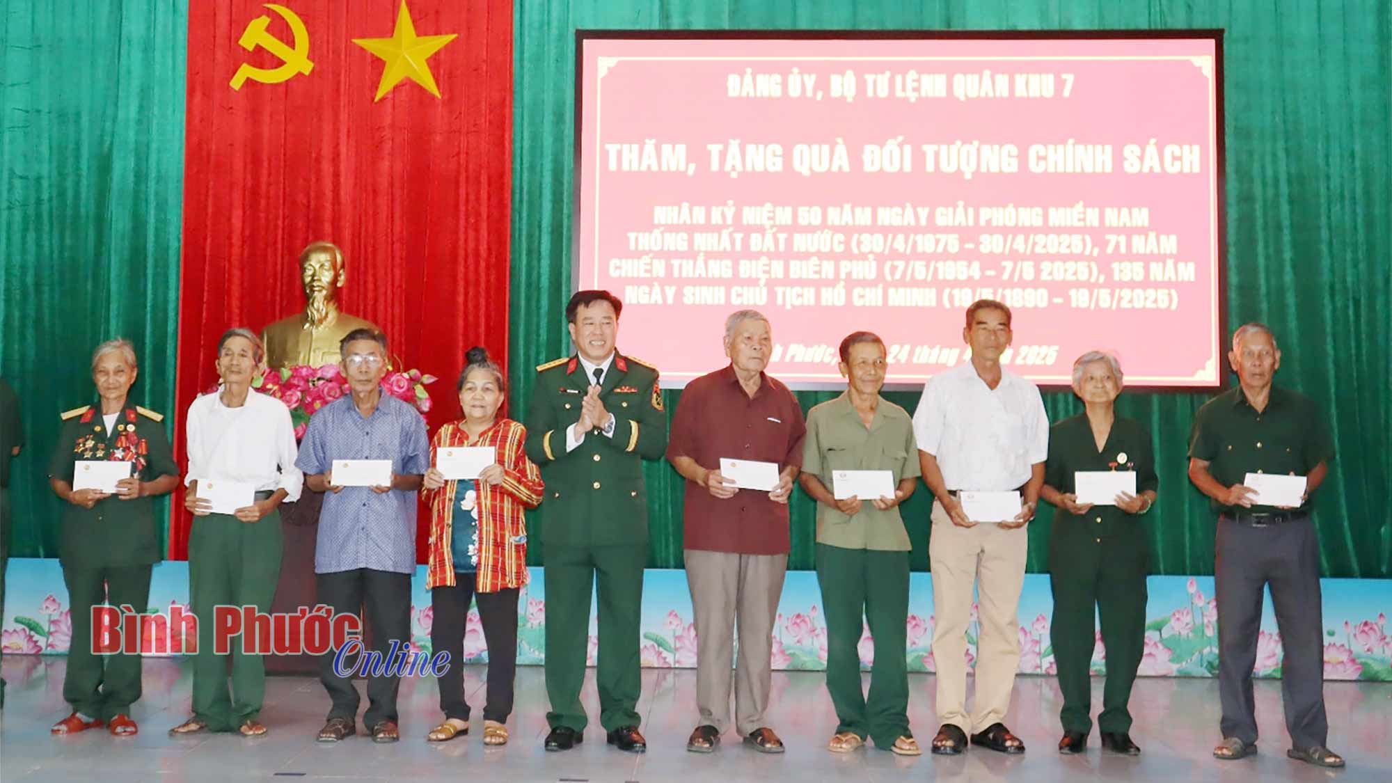  Quân khu 7 tặng quà các đối tượng chính sách tại Đồng Xoài