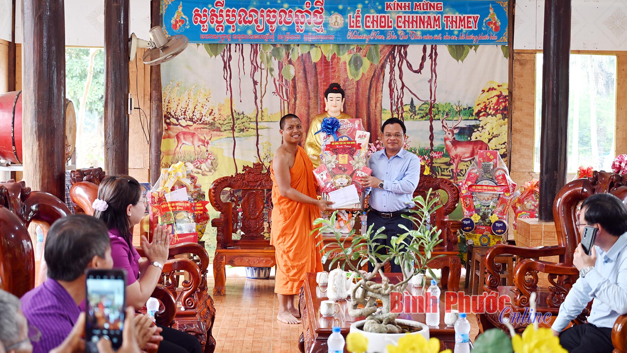 Sở Dân tộc và Tôn giáo chúc tết Chôl Chnăm Thmây tại Lộc Ninh