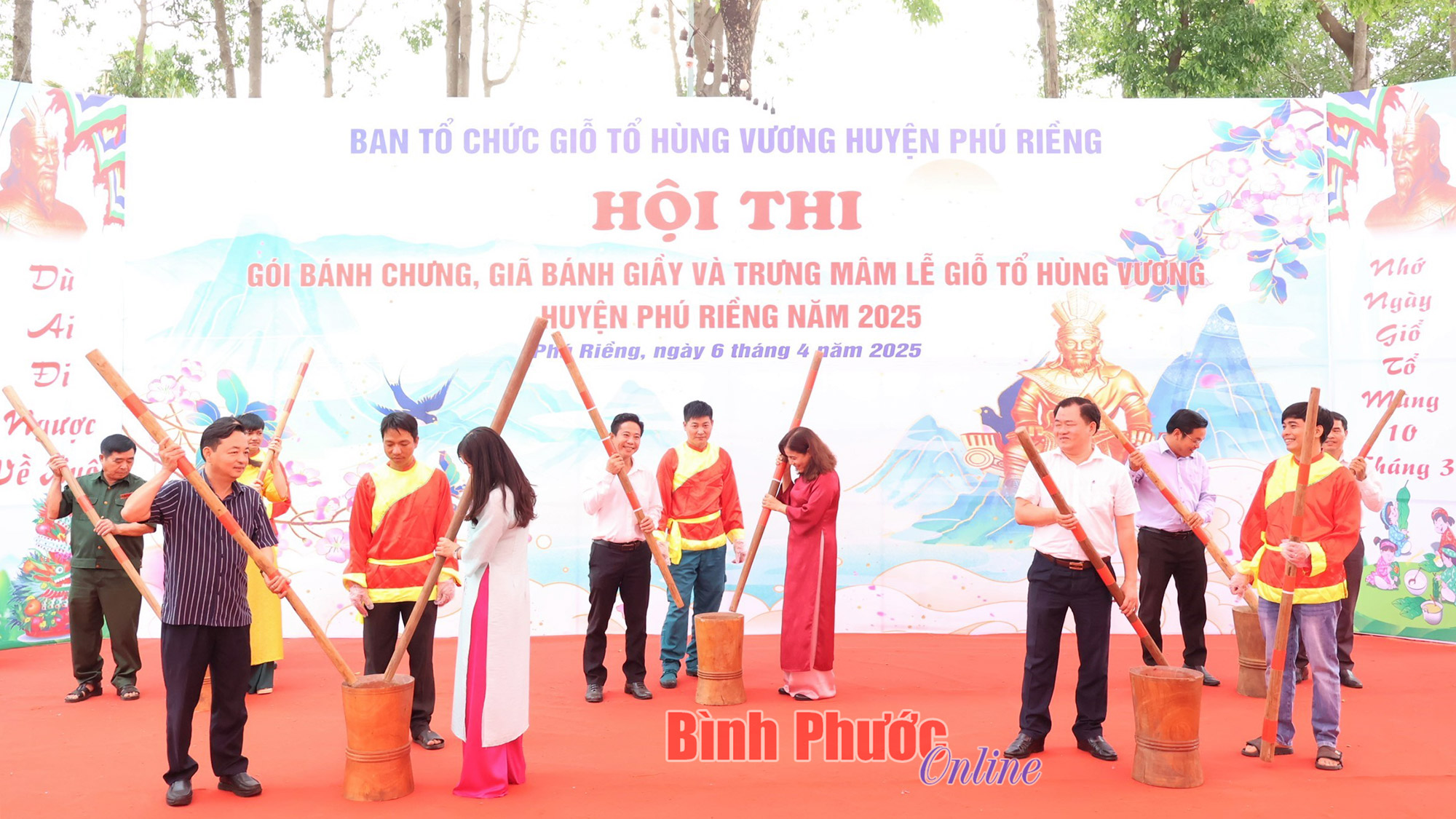Sôi nổi hội thi gói bánh chưng, giã bánh giầy, trưng bày mâm lễ dâng Vua Hùng