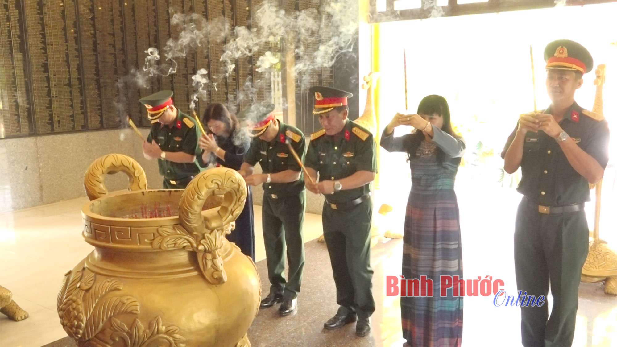 Sư đoàn 302 viếng bia tưởng niệm