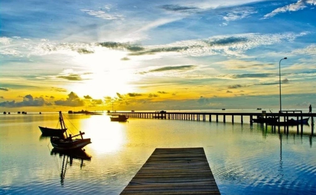 Tận hưởng vẻ đẹp đầy mê hoặc của làng chài Hàm Ninh