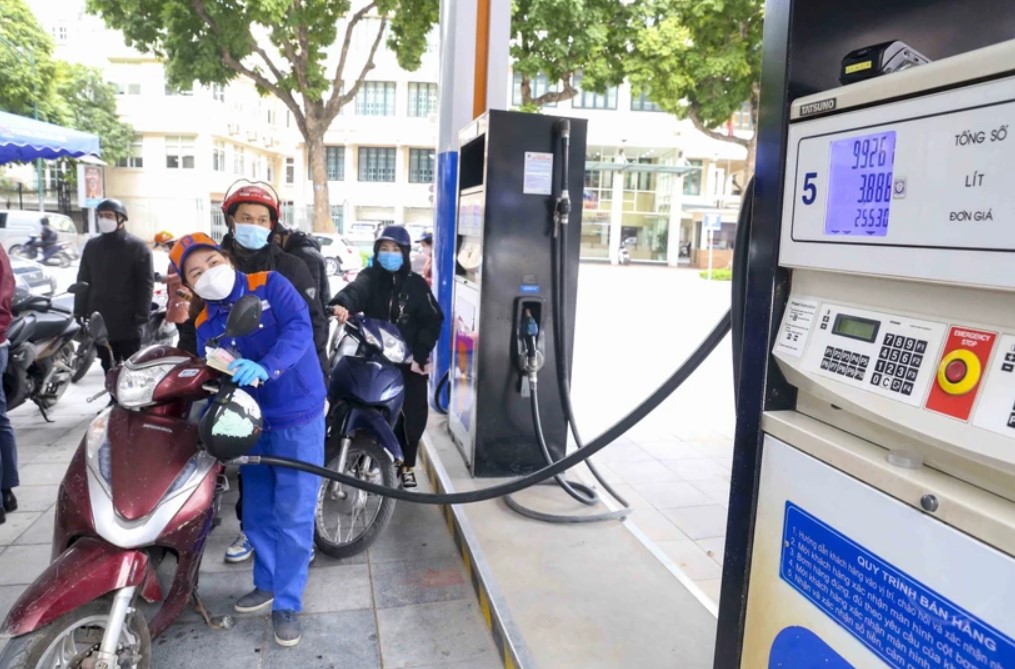 Tăng gần 500 đồng, giá xăng RON95-III lên sát ngưỡng 21.000 đồng mỗi lít