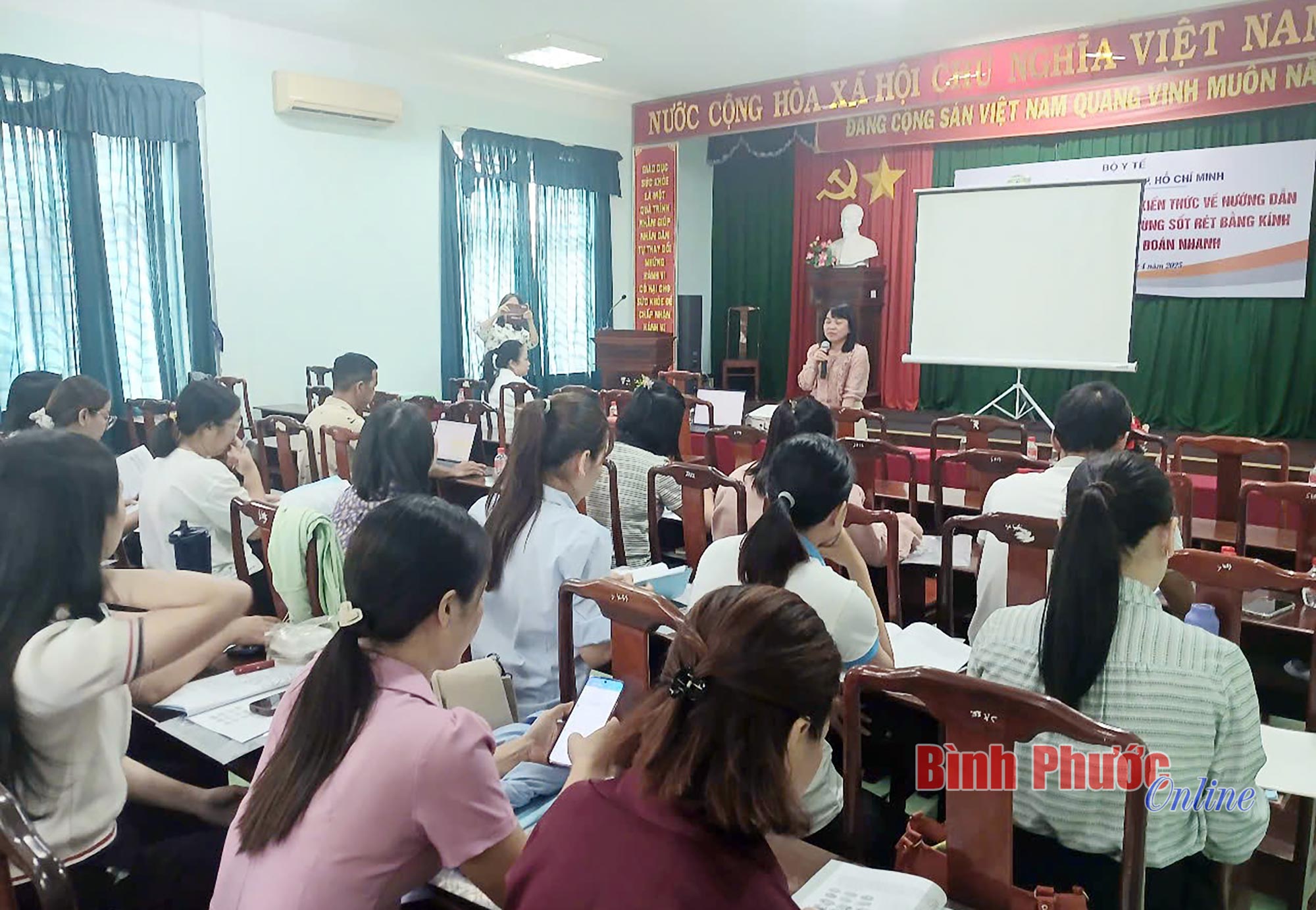 Tập huấn chuyên sâu về xét nghiệm sốt rét