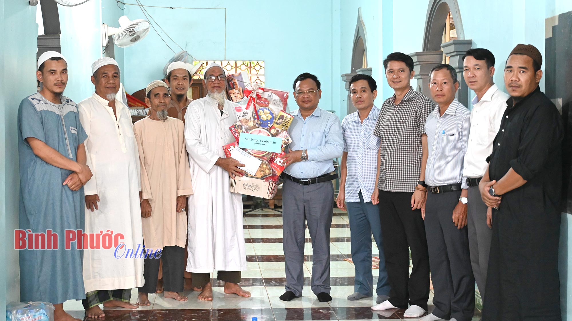 Thăm, chúc mừng đồng bào Chăm nhân tháng lễ Ramadan