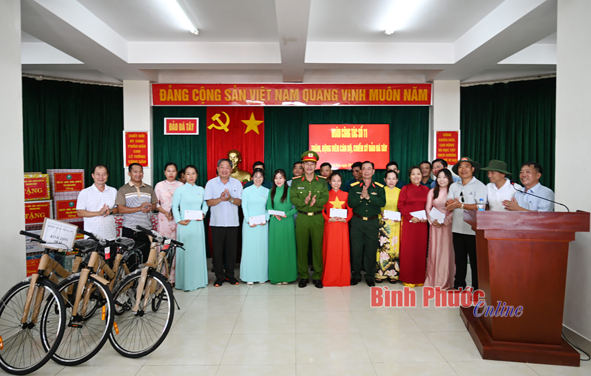 Thăm, tặng quà quân, dân Trường Sa