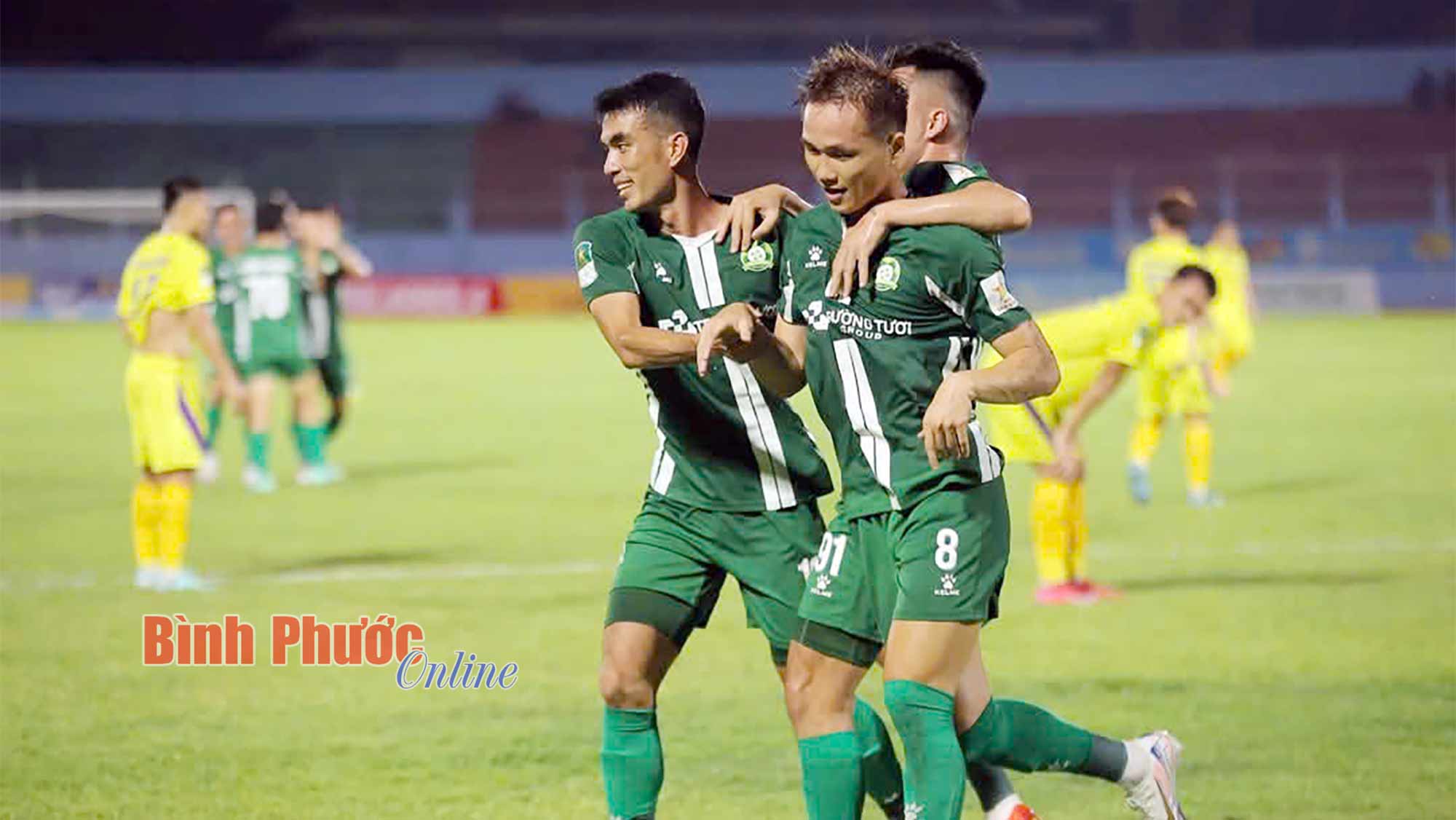 Thắng Khánh Hòa, Trường Tươi Bình Phước giữ chắc vé play-off thăng hạng