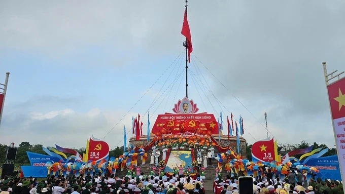 Thiêng liêng Lễ Thượng cờ Thống nhất non sông