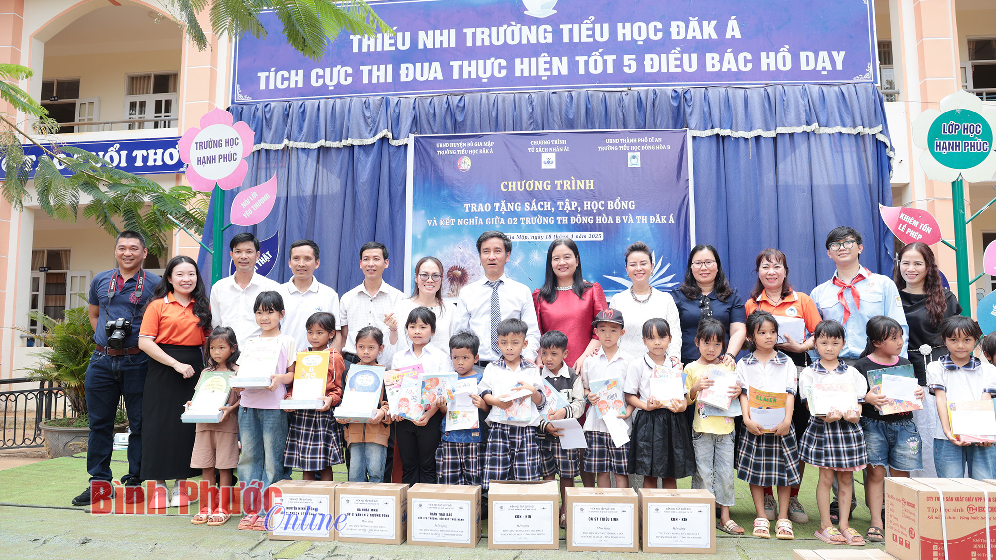 “Tủ sách nhân ái” đến với học sinh xã biên giới Bù Gia Mập