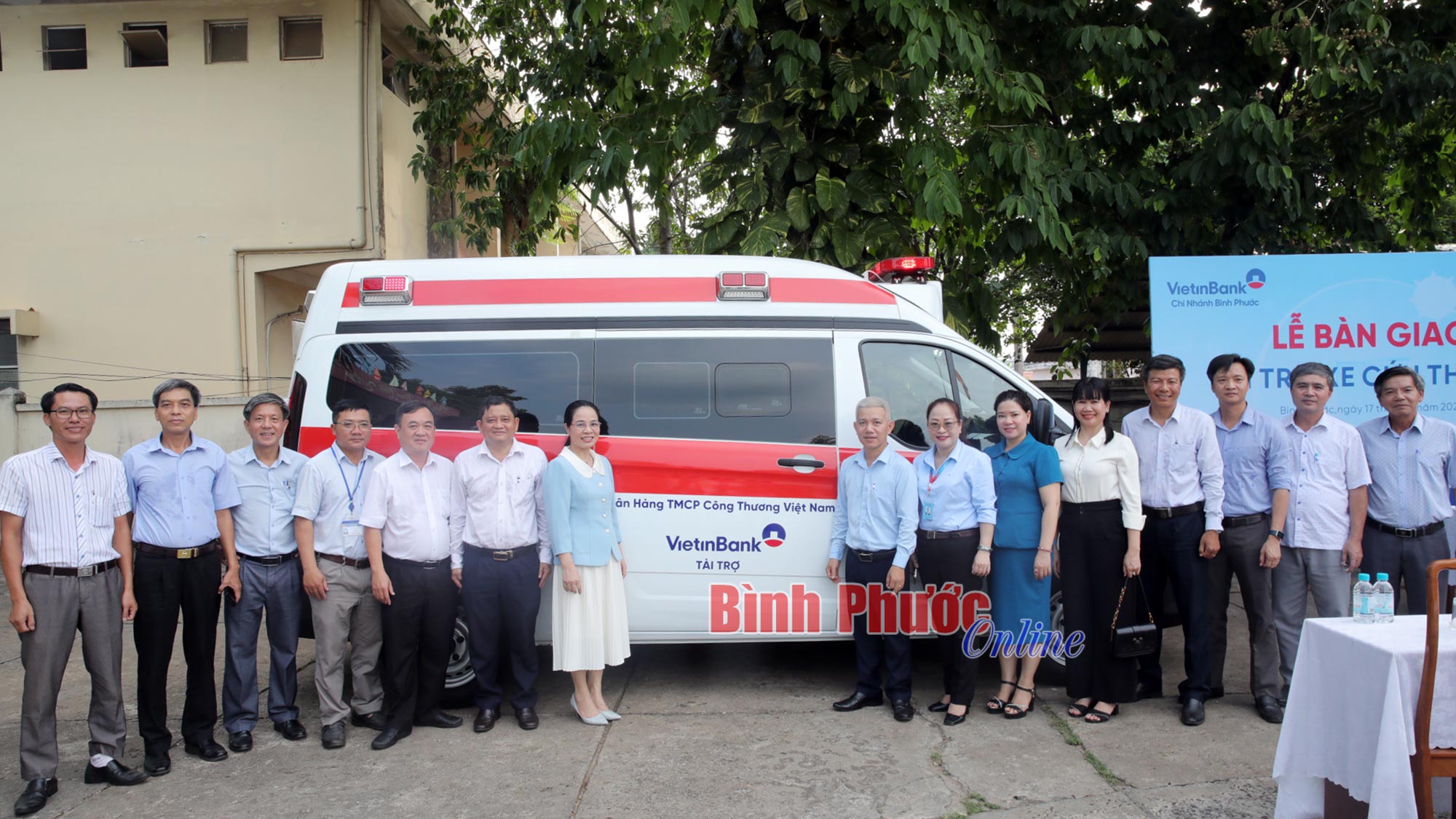 VietinBank Bình Phước tặng xe cứu thương cho ngành y tế tỉnh