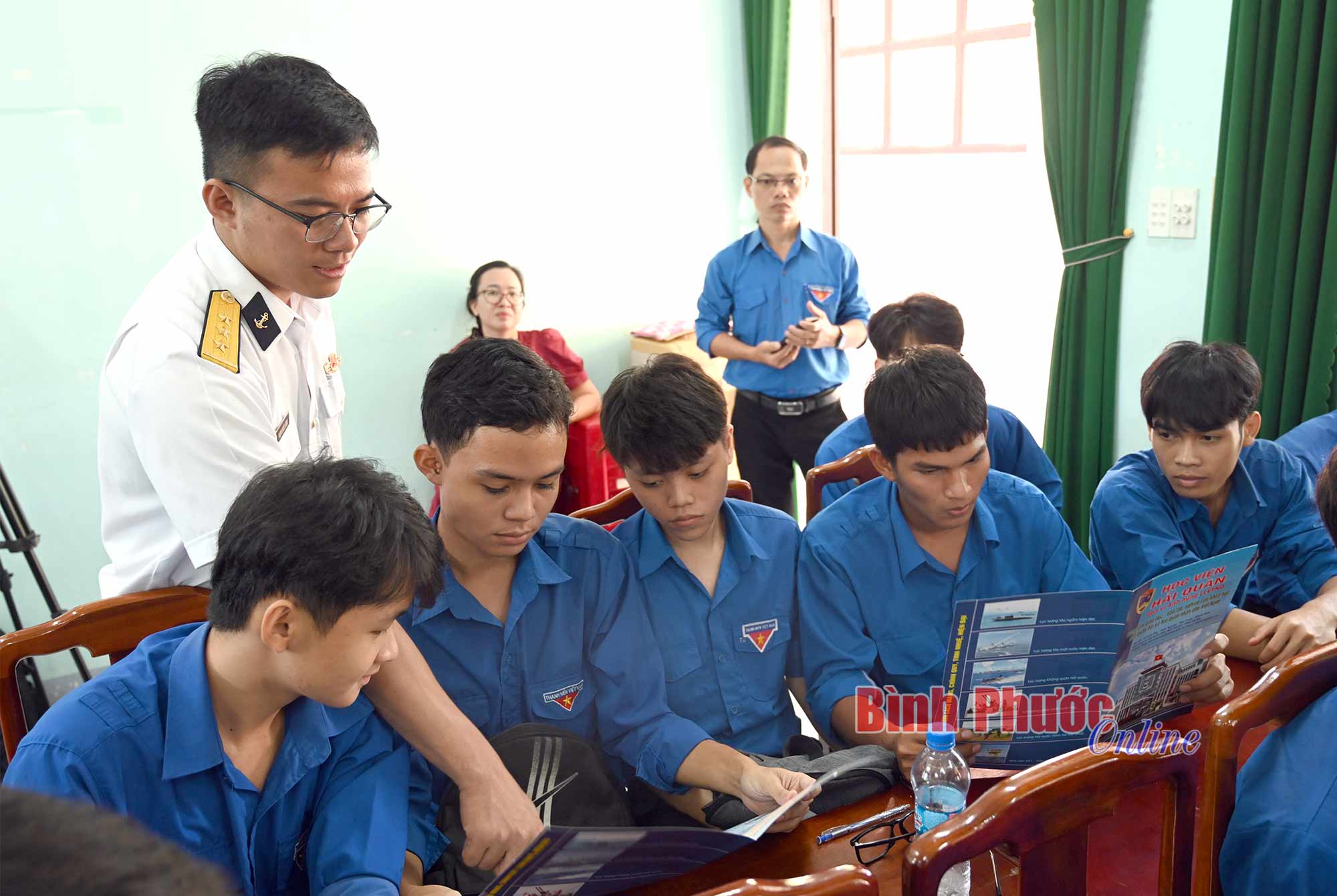 Vùng 4 Hải quân tuyên truyền về biển, đảo cho học sinh
