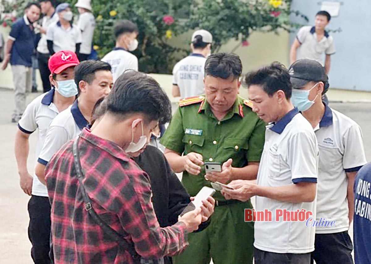 Xung kích hỗ trợ người dân chuyển đổi số