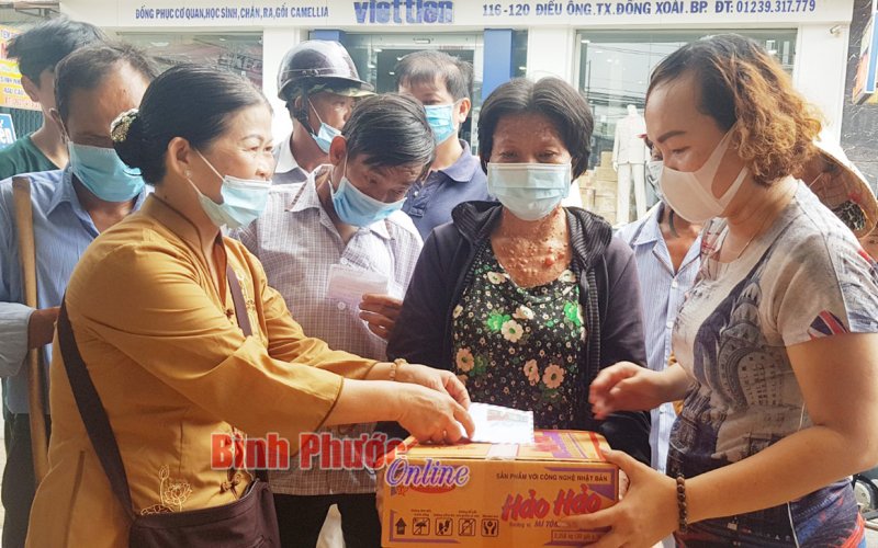 100 phần quà tặng đối tượng bị ảnh hưởng bởi dịch Covid-19