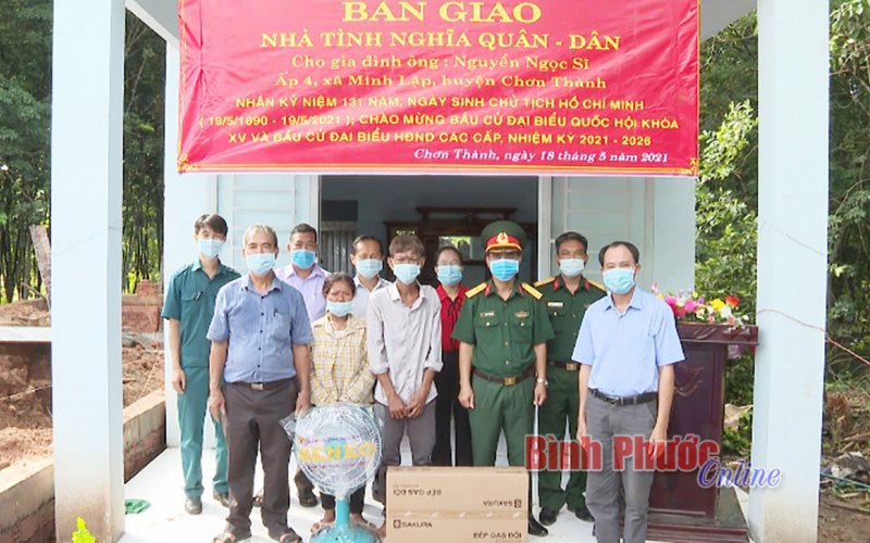 Bàn giao “Nhà tình nghĩa quân - dân” chào mừng Ngày sinh của Bác