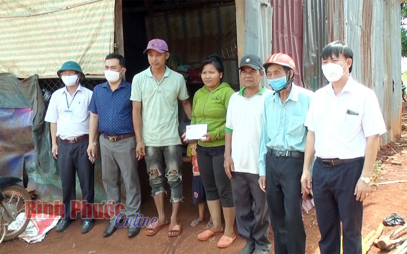 Bí thư Huyện ủy Lộc Ninh thăm hỏi, động viên các hộ bị thiệt hại do lốc xoáy 