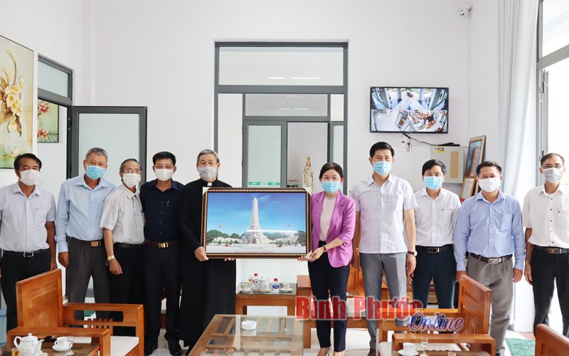 Bí thư Thành ủy Đồng Xoài thăm các giáo xứ, giáo họ trước ngày bầu cử 