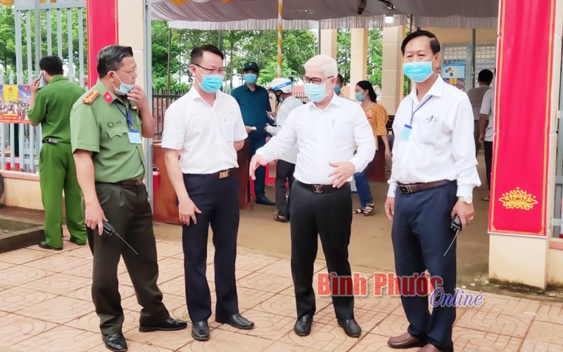 Bí thư Tỉnh ủy Nguyễn Văn Lợi kiểm tra các điểm bầu cử tại Bù Đốp