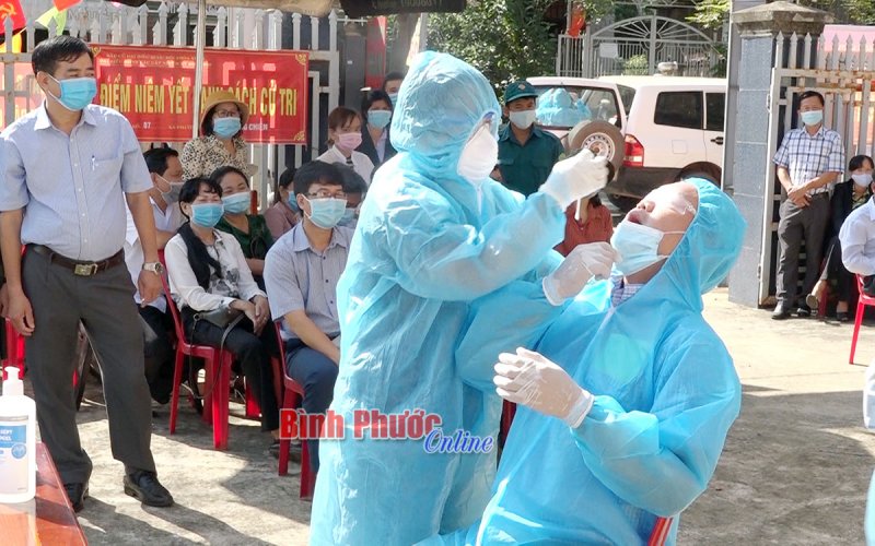 Bình Long diễn tập ứng phó tình huống có ca nhiễm Covid-19 trong ngày bầu cử